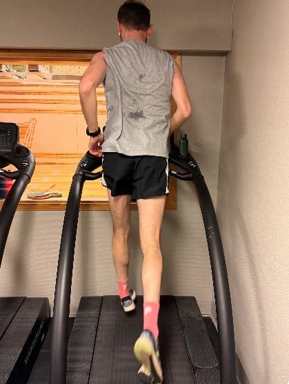 A person running on a treadmill

Description automatically generated